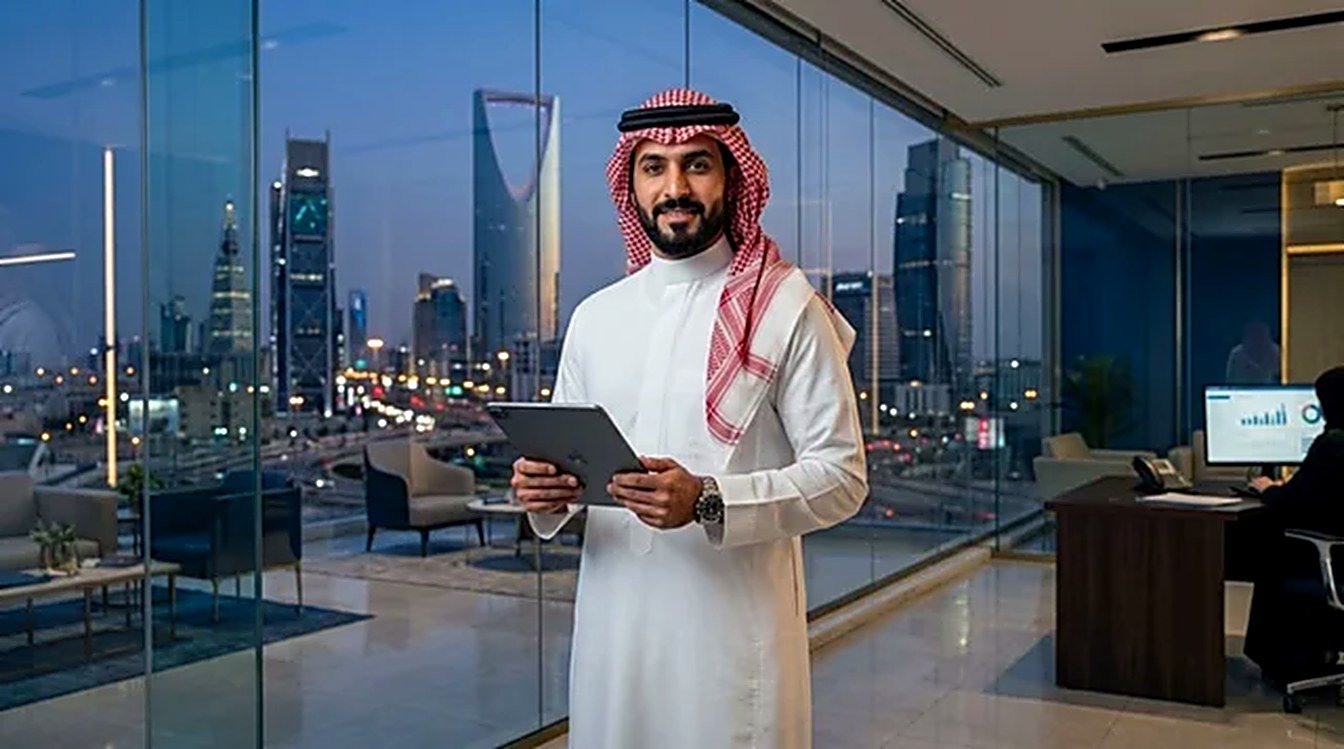 رجل أعمال سعودي وخلفية أفق الرياض